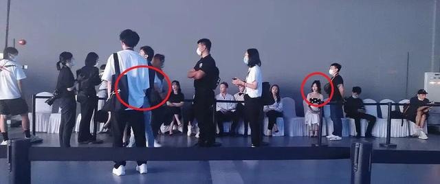 Truyền thông cho rằng Dương Mịch đang cô lập Đường Yên khi nữ diễn viên phải ngồi một góc riêng.