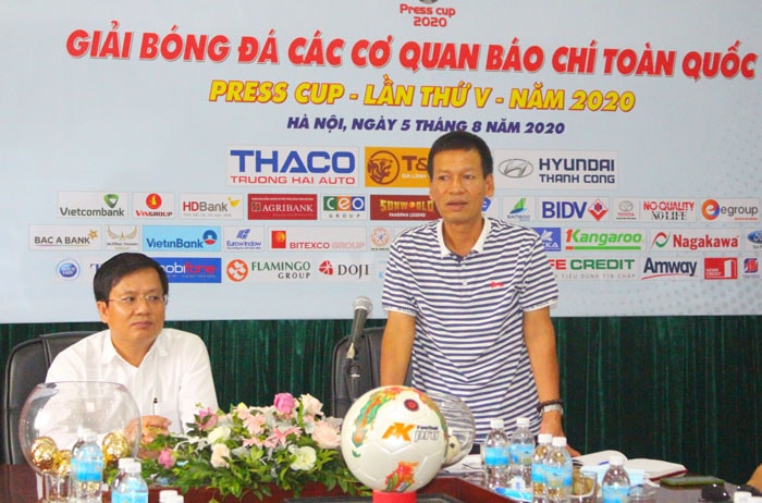 Ông Trương Thế Toàn - Phó ban Trọng tài Liên đoàn bóng đá Hà Nội phổ biến một số quy chế mới của Press Cup 2020. Ảnh: internet.