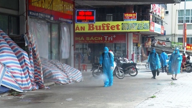 Các cơ quan chức năng phun phòng dịch tại Hà Nam.