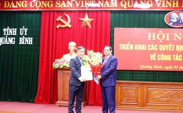 Trưởng Ban Tổ chức Trung ương Phạm Minh Chính trao quyết định, tặng hoa cho tân Bí thư Tỉnh ủy Quảng Bình.
