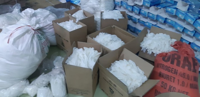 Phát hiện đường dây 'khủng' sản xuất găng tay y tế giả để trục lợi. Ảnh: TL.
