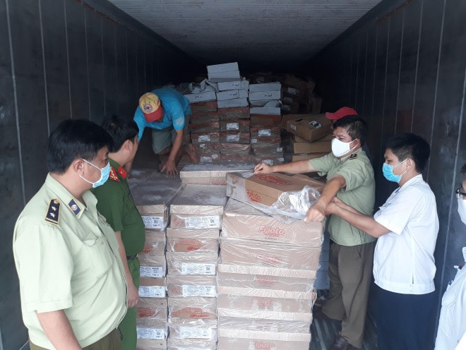 Lực lượng chức năng tiến hành kiểm tra kho lạnh, phát hiện 19 tấn thực phẩm ôi thiu, không rõ nguồn gốc. Ảnh: TL.