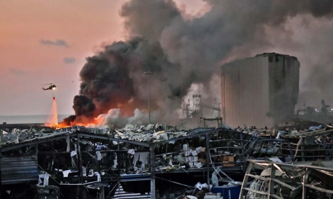 Hiện trường vụ nổ khiến khu vực cảng gần Beirut gần như san phẳng - Ảnh: Reuters