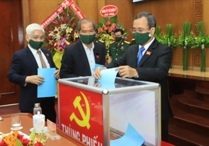 Các đại biểu tham gia bỏ phiếu bầu