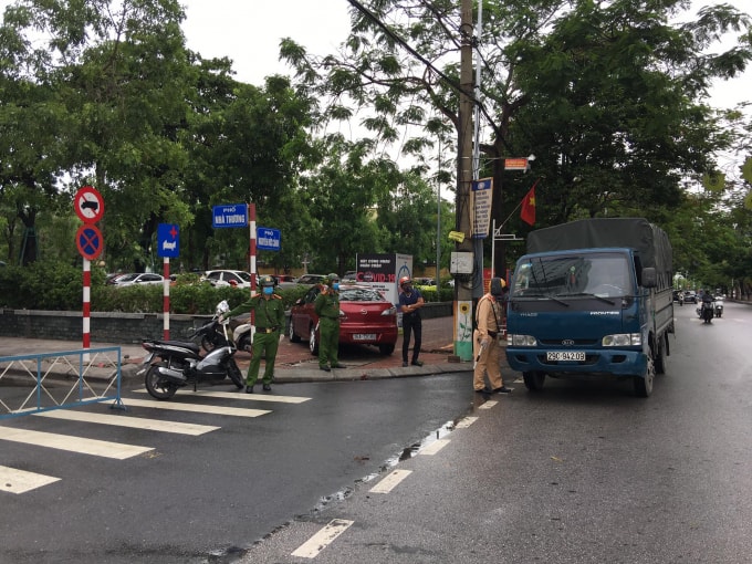 Đoạn giao với đường Nguyễn Đức Cảnh cũng đã dựng rào chắn.