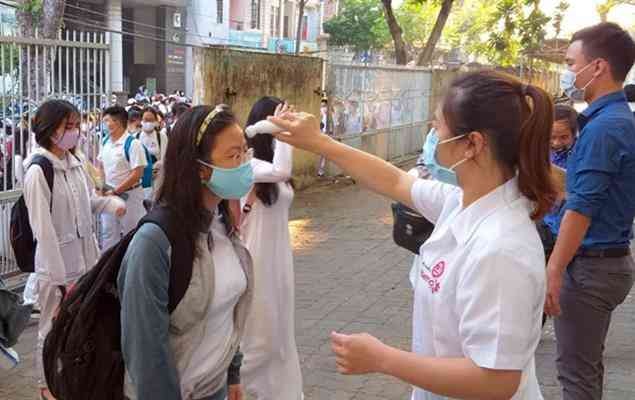 Kiểm tra thân nhiệt các thí sinh ( ảnh minh họa)