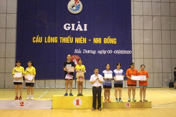 Ban tổ chức trao giải Nhất, Nhì, Ba cho các vận động viên