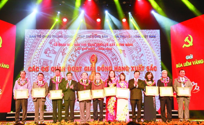 Các tập thể được khen thưởng tại Lễ trao giải Búa liềm vàng lần thứ nhất năm 2016 (Đồng chí Ngô Minh Tuấn, Tổng Biên tập Tạp chí Xây dựng Đảng ngoài cùng bên phải), ngày 3/2/2016. Ảnh: Nguyễn Thắng