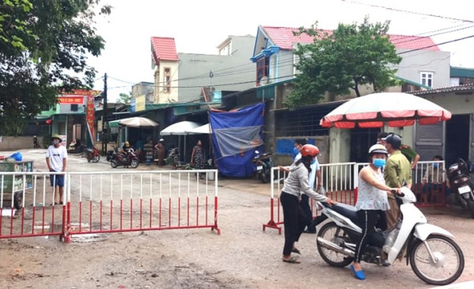Thành phố Sầm Sơn phong tỏa phố Nam Bắc, phường Quảng Vinh, thành phố Sầm Sơn vì nghi có ca nhiễm COVID-19. Ảnh: ĐẶNG TRUNG