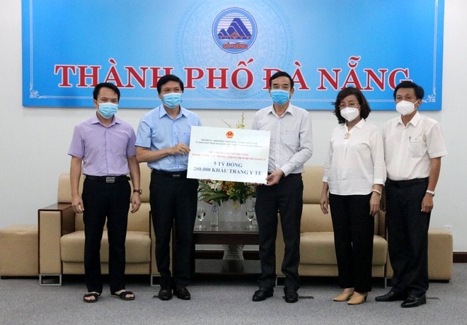 TP.Hải Phòng (bên trái) trao số tiền 5 tỉ đồng hỗ trợ Đà Nẵng chống dịch Covid-19. Ảnh: internet.