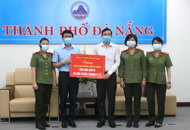 TP.Đà Nẵng tiếp nhận số tiền ủng hộ của Công an TP.Hải Phòng góp phần chống dịch Covid-19. Ảnh: internet.