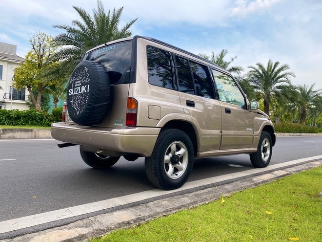 Mẫu xe Suzuki Vitara đời 2004 có ngoại hình đậm chất SUV cổ điển. Ảnh: internet.