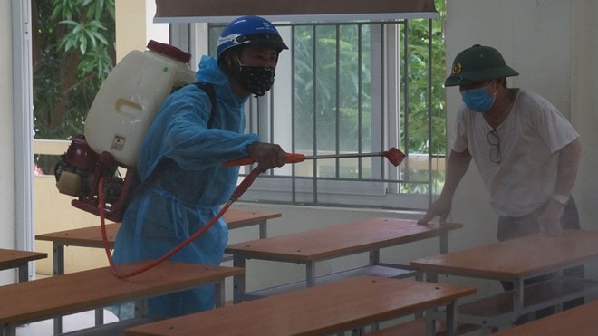 Hình ảnh nhân viên y tế phun khử khuẩn ở điểm thi chuẩn bị cho kỳ thi tốt nghiệp THPT. Ảnh: internet.