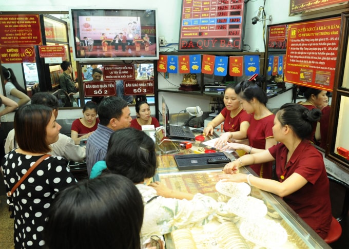 Vàng tăng vọt, người dân đổ xô đi bán. Ảnh: TL.