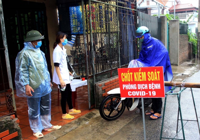 Phong tỏa khẩn cấp nhà bố vợ của nhân viên xe buýt mắc Covid-19 ở Hà Nội. Ảnh: TL.