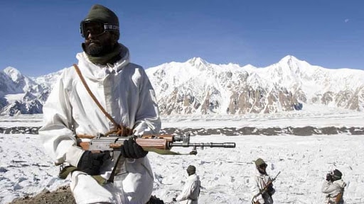 Binh lính Ấn Độ đóng quân trên sông băng Siachen - Ảnh: Reuters