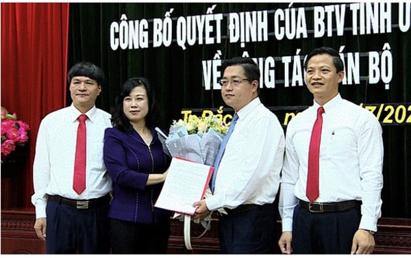 Ông Nguyễn Nhân Chinh (thứ hai từ phải) trong ngày nhận quyết định điều động, chỉ định làm Bí thư Thành ủy Bắc Ninh