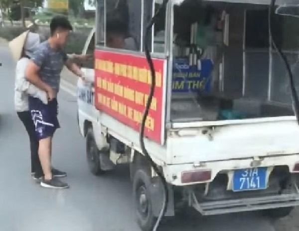 Trung úy Nguyễn Đức Tùng Lâm giằng co với người phụ nữ bán hàng rong. Ảnh cắt từ clip