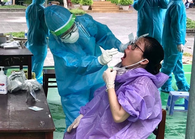 Hiện tại việc xét nghiệm là cách thức nhanh nhất để phát hiện người nhiễm bệnh trong cộng đồng để con phương án phòng dịch (ảnh nguồn internet).