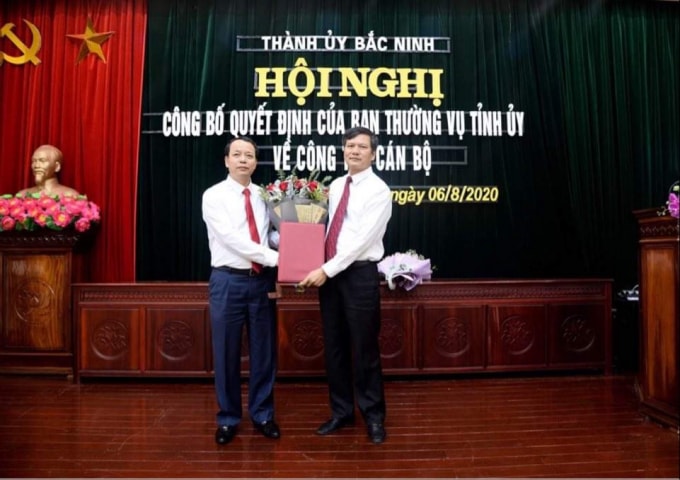 Đồng chí Nguyễn Quốc Chung, Phó bí thư Tỉnh ủy, Chủ tịch HĐND tỉnh trao trao quyết định cho đồng chí Tạ Đăng Đoan. (Ảnh Minh Hằng)