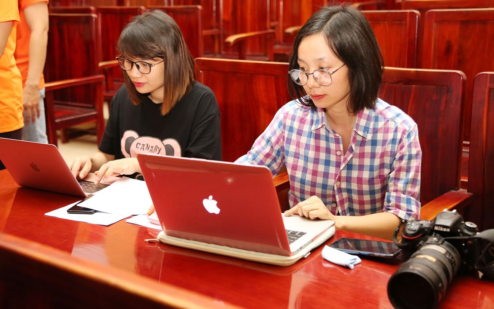 Phóng viên ảnh Duyên Phan (phải) Báo Tuổi Trẻ trong một lần đi tác nghiệp.