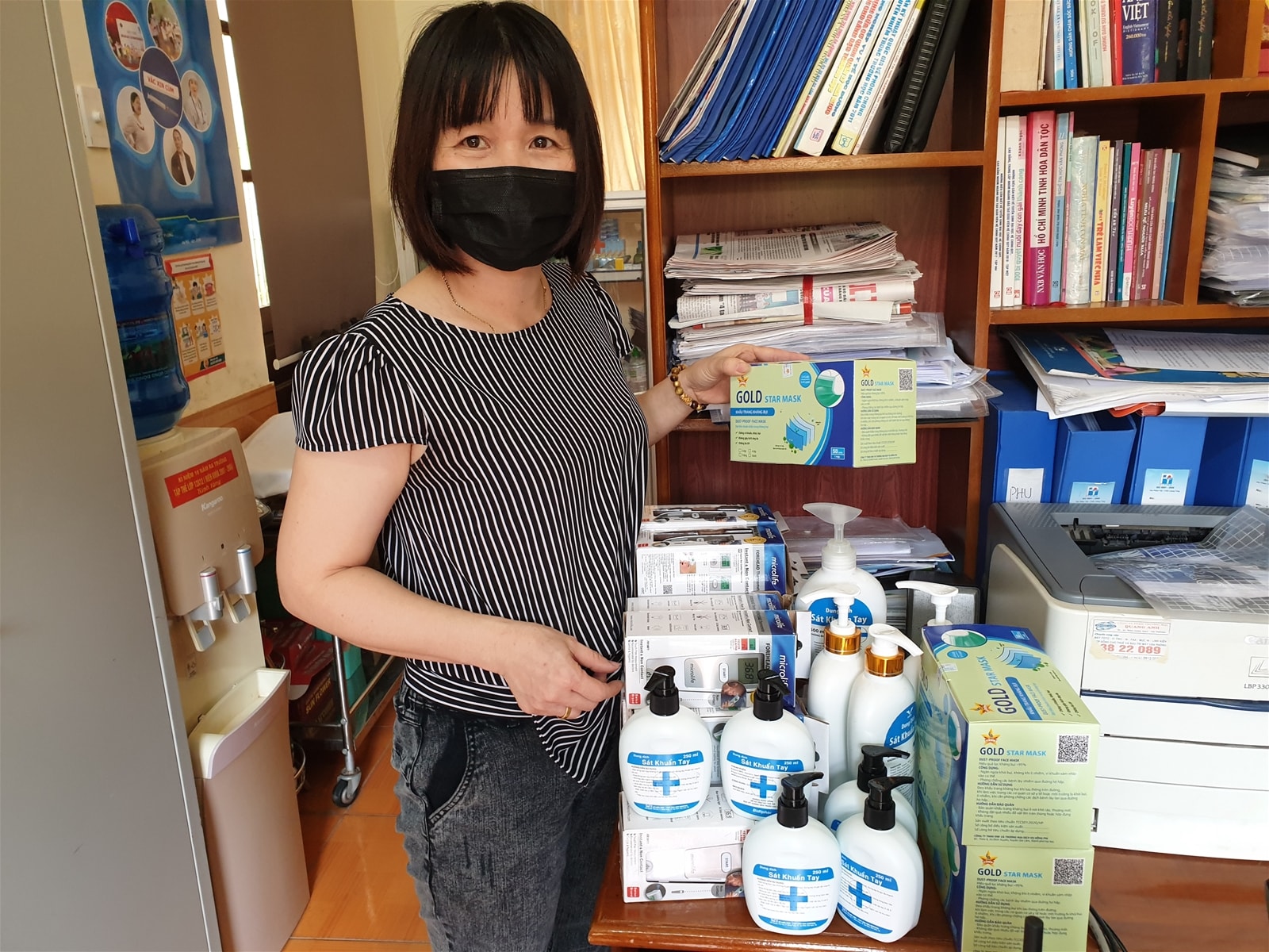Trường THPT Kiến An chuẩn bị đầy đủ khẩu trang, nước khử khuẩn cho các phòng thi. Ảnh: internet.