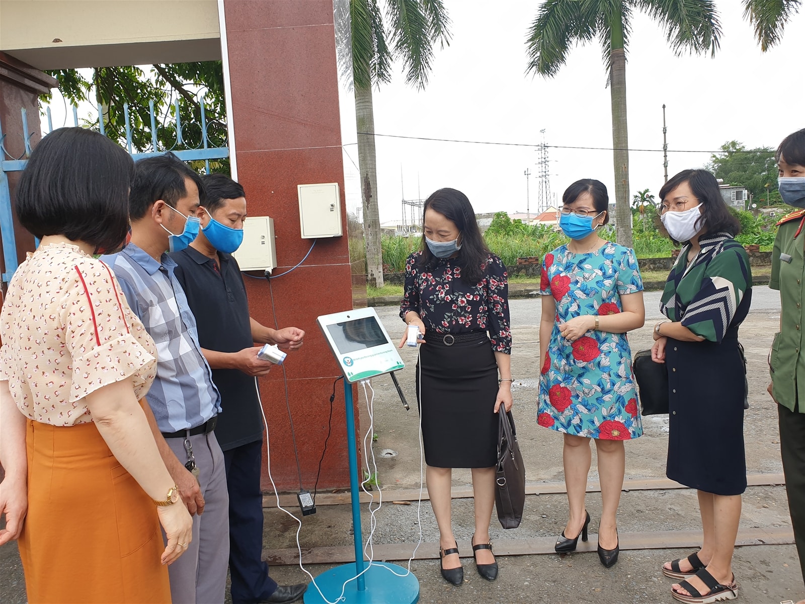 Mỗi điểm thi được trang bị một máy đo thân nhiệt nhanh. Ảnh: internet.