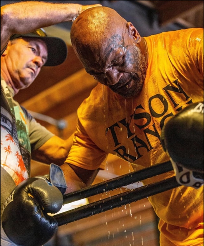 Dù vậy, huyền thoại Mike Tyson đang ráo riết tập luyện chờ đối đầu với Roy Jones. Ảnh: internet.