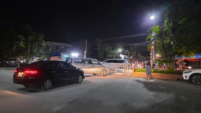Các chốt kiểm soát đã được lập tại chung cư Tân Việt. Ảnh: Xuân Doãn