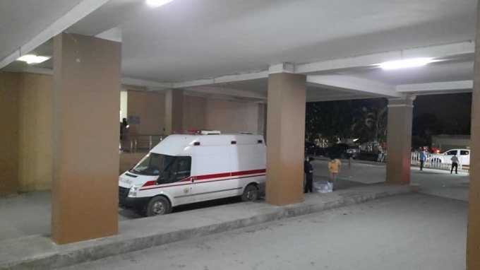 Xe cứu thương của lực lượng chức năng có mặt tại chung cư Tân Việt. Ảnh: Xuân Doãn