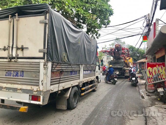 Theo Bộ GTVT, việc giải phóng mặt bằng trong phạm vi bảo vệ kết cấu hạ tầng giao thông đường bộ trên các tuyến quốc lộ đòi hỏi nguồn kinh phí quá lớn