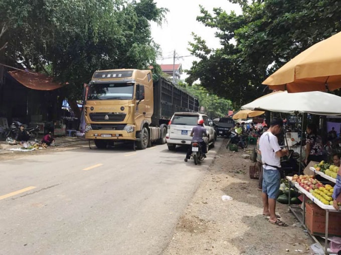 Tình trạng họp chợ, lấn chiếm hành lang an toàn giao thông đường bộ diễn ra hết sức nhức nhối trên địa bàn cả nước. Ảnh: TL