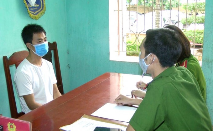 Đối tượng Đinh Quang Huy tại cơ quan điều tra. Ảnh: TL.