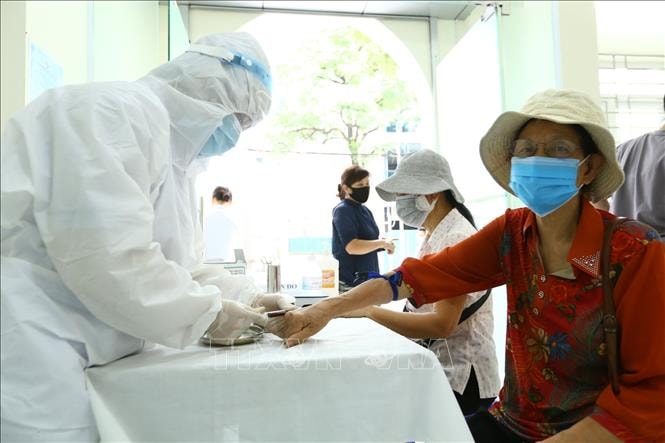 Hà Nội xét nghiệm PCR cho 50.000 người trở về từ Đà Nẵng. Ảnh: TL.