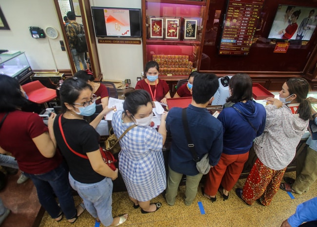 Người dân đổ xô đến
