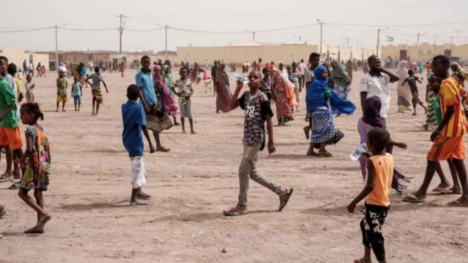Nhiều người dân phản ứng sau khi Tổng thống Djibouti Ismail Omar Guellehas tham dự lễ ra mắt dự án xây dựng nhà ở được Trung Quốc hỗ trợ tài chính - Ảnh: AFP / Jiji