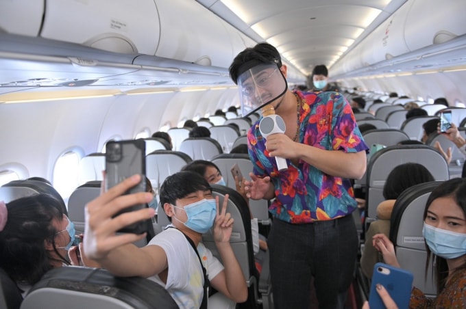 Ca sỹ Thái Lan GunGun biểu diễn khai trương đường bay mới của Thai Vietjet.