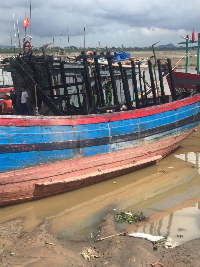 Vụ cháy không thiệt hại về người nhưng toàn bộ máy móc, ngư lưới cụ đã bị thiêu rụi. Ảnh: Quang Duy