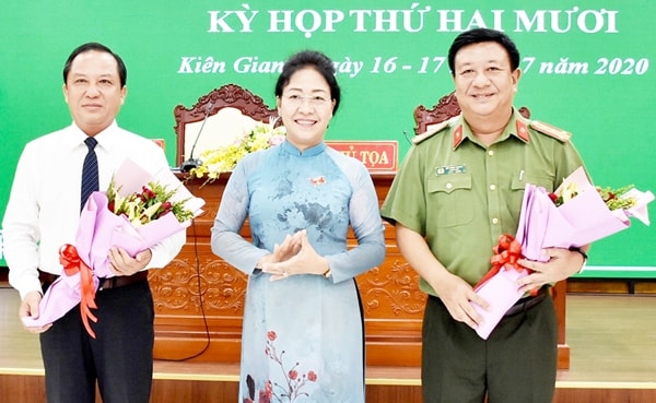 Ông Nguyễn Đức Chín (phải) được bầu giữ chức Phó Chủ tịch UBND Kiên Giang, ngày 16/7