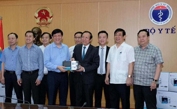 Quyền Bộ trưởng Bộ Y tế Phạm Thanh Long nhận quà hỗ trợ từ các nhà tài trợ (ảnh TL).