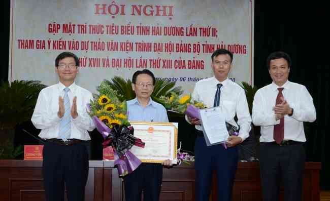 Lãnh đạo tỉnh trao thưởng cho các tác giả, nhóm tác giả đạt giải thưởng Sáng tạo Khoa học Công nghệ Việt Nam năm 2019