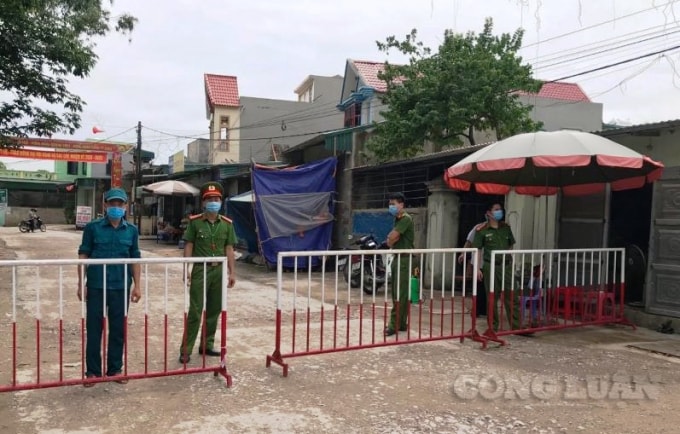 Lực lượng canh gác khu vực bị phong tỏa.