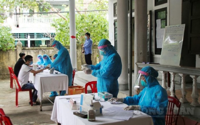 Cơ quan chức năng test nhanh cho những người có nguy cơ lây nhiễm.