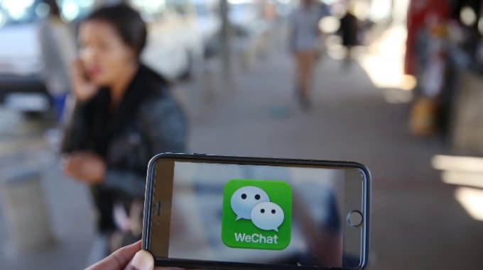 Người Trung Quốc ở Mỹ bày tỏ lo lắng về lệnh cấm WeChat của Trump. Ảnh: Reuters