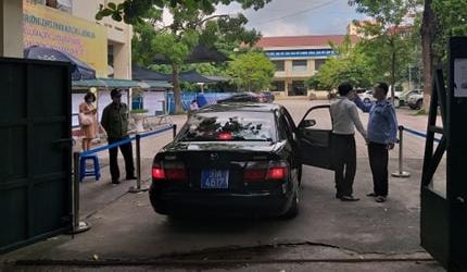 Tại điểm thi trường THPT Phan Huy Chú, Hà Nội người ra vào được kiểm tra đo thân nhiệt (ảnh Minh Triết).