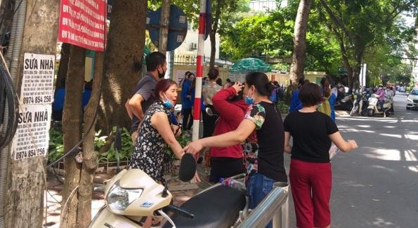 Phụ huynh tụ tập trước các địa điểm thi (ảnh Minh Triết).