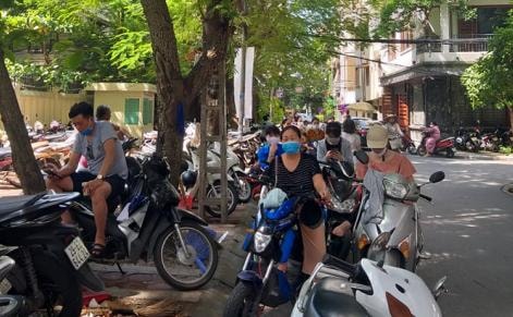 Các phụ huynh không nên tụ tập đông người trước địa điểm thi vì công tác phòng dịch (ảnh Minh Triết).