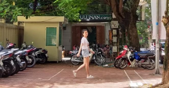 Trước cổng trường THPT Phan Huy Chú, người dân vẫn để xe dân sinh và có tình trạng không đeo khẩu trang mặc dù thành phố đã bắt buộc mọi người đeo khẩu trang nơi công cộng (ảnh Minh Triết).