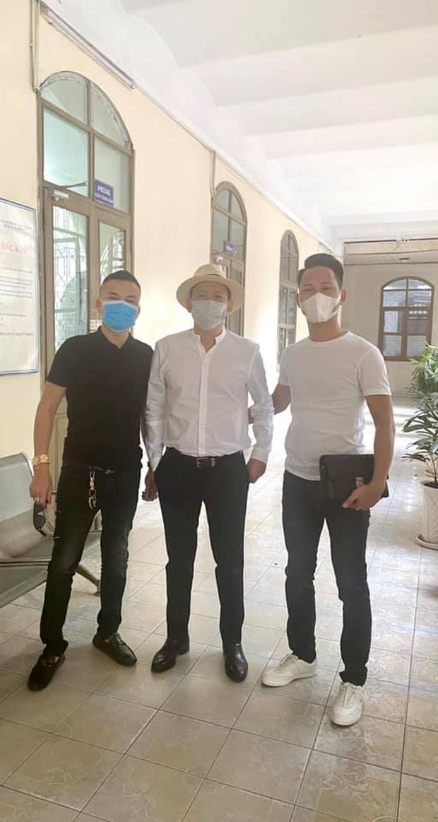 Duy Mạnh (đứng giữa) lên làm việc với Sở Thông tin - Truyền thông TP HCM vào ngày 7/8.