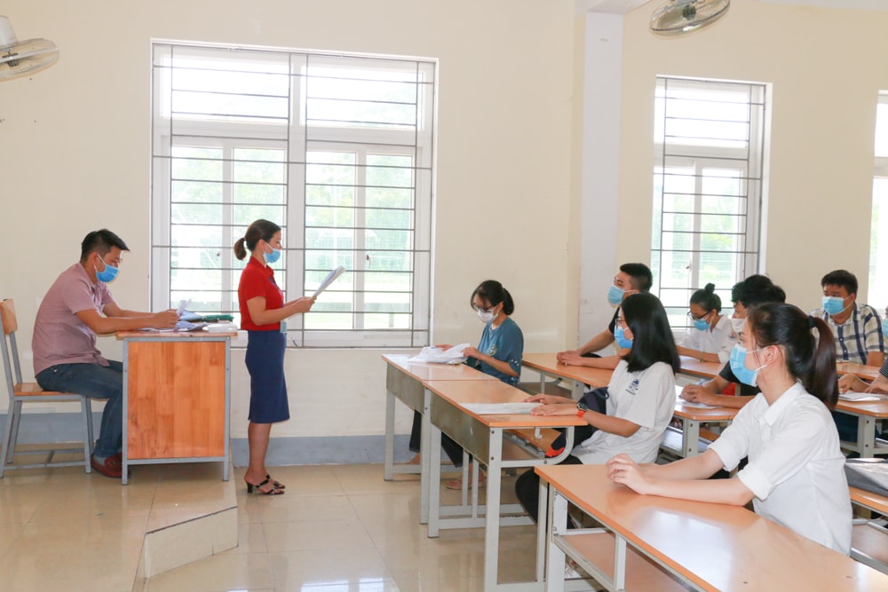 Các thí sinh Nghệ An làm thủ tục dự thi, nhận thẻ dự thi và nghe phổ biến quy chế thi. Ảnh: internet.